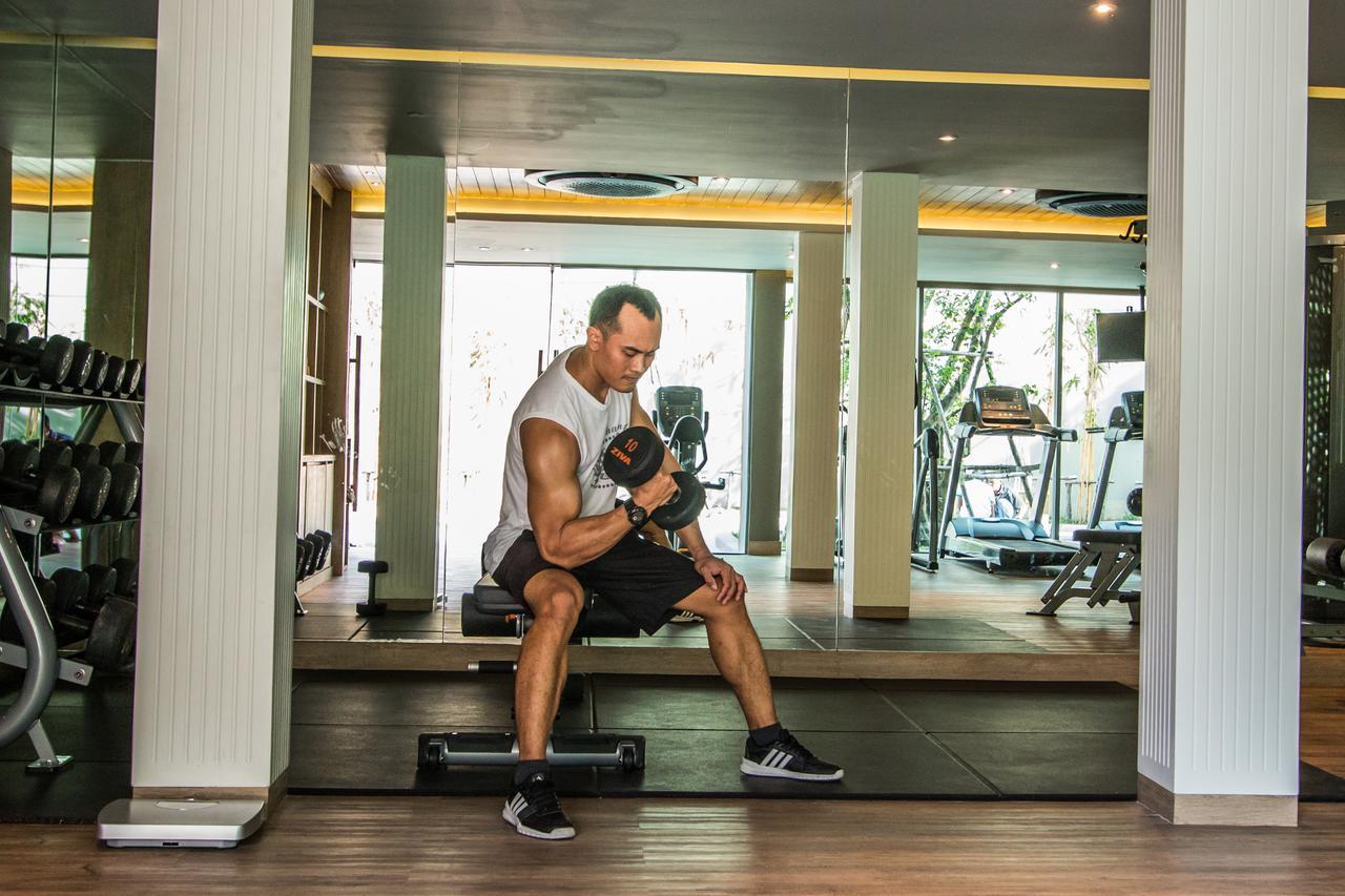 Fusion Suites Phuket Patong Ngoại thất bức ảnh A man lifting weights