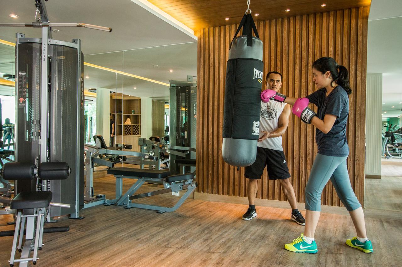 Fusion Suites Phuket Patong Ngoại thất bức ảnh A woman training with a personal trainer