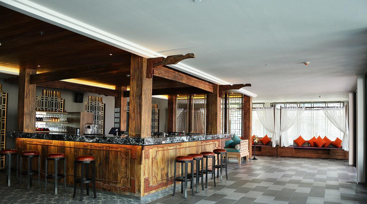 Fusion Suites Phuket Patong Ngoại thất bức ảnh The bar at the hotel