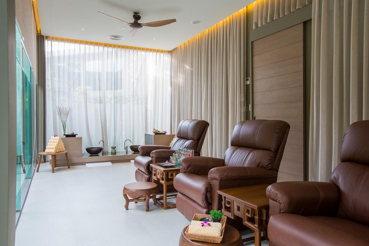 Fusion Suites Phuket Patong Ngoại thất bức ảnh A foot reflexology room at a spa