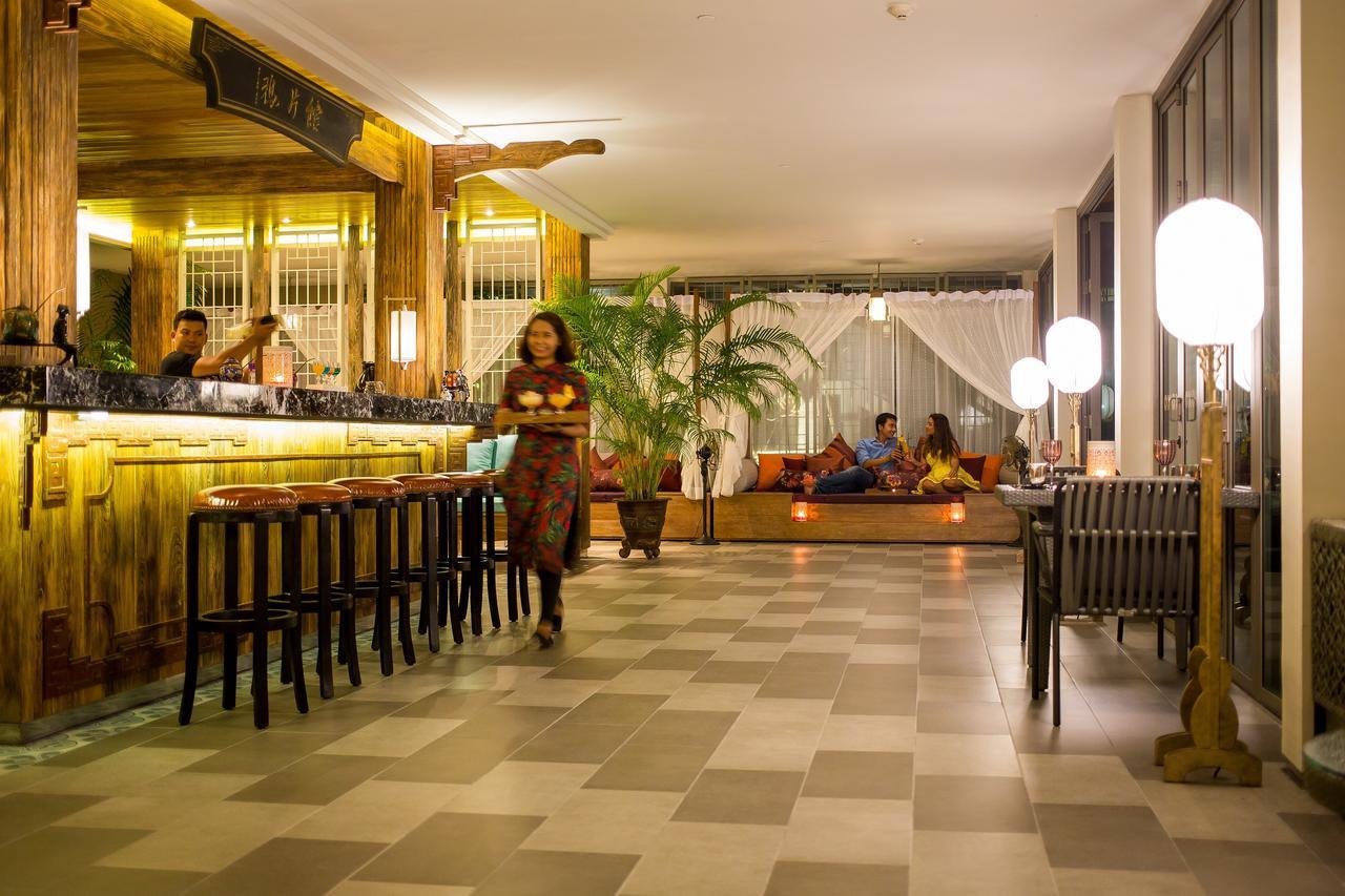 Fusion Suites Phuket Patong Ngoại thất bức ảnh The bar at the hotel