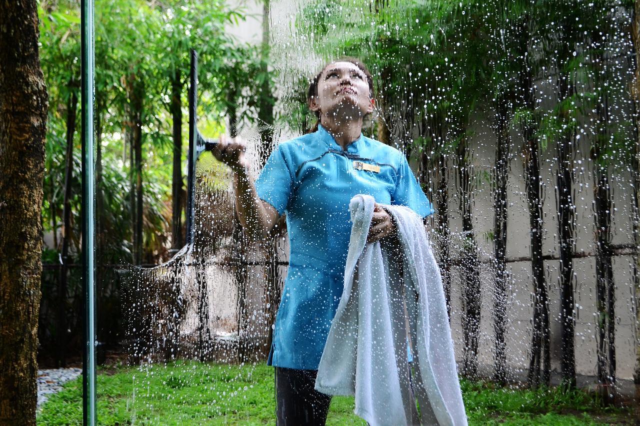 Fusion Suites Phuket Patong Ngoại thất bức ảnh A woman showering outdoors